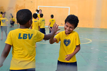 Alunos LBV em aula de futebol futebol alunos lbv